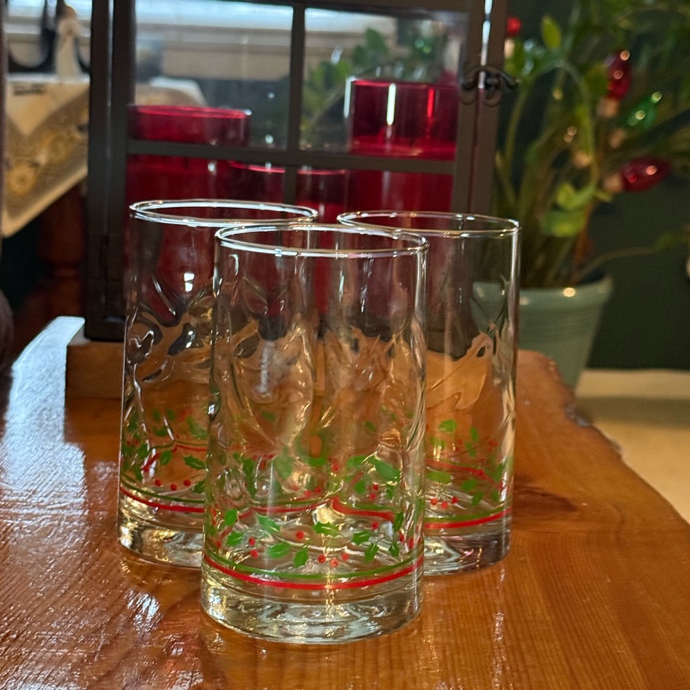 Festive Glass Tumblers: Arby’s 1984 Christmas Collection